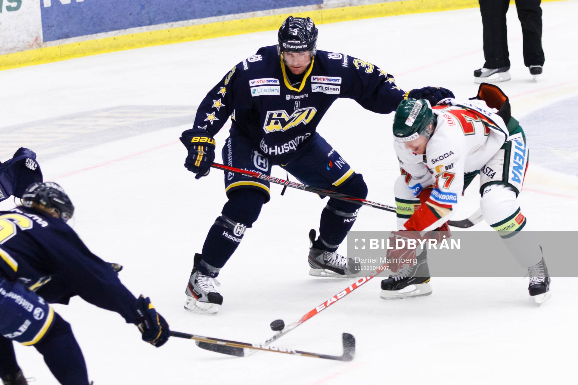 Jari Tolsa, Frölunda, tar pucken ifrån Noah Welch, HV71