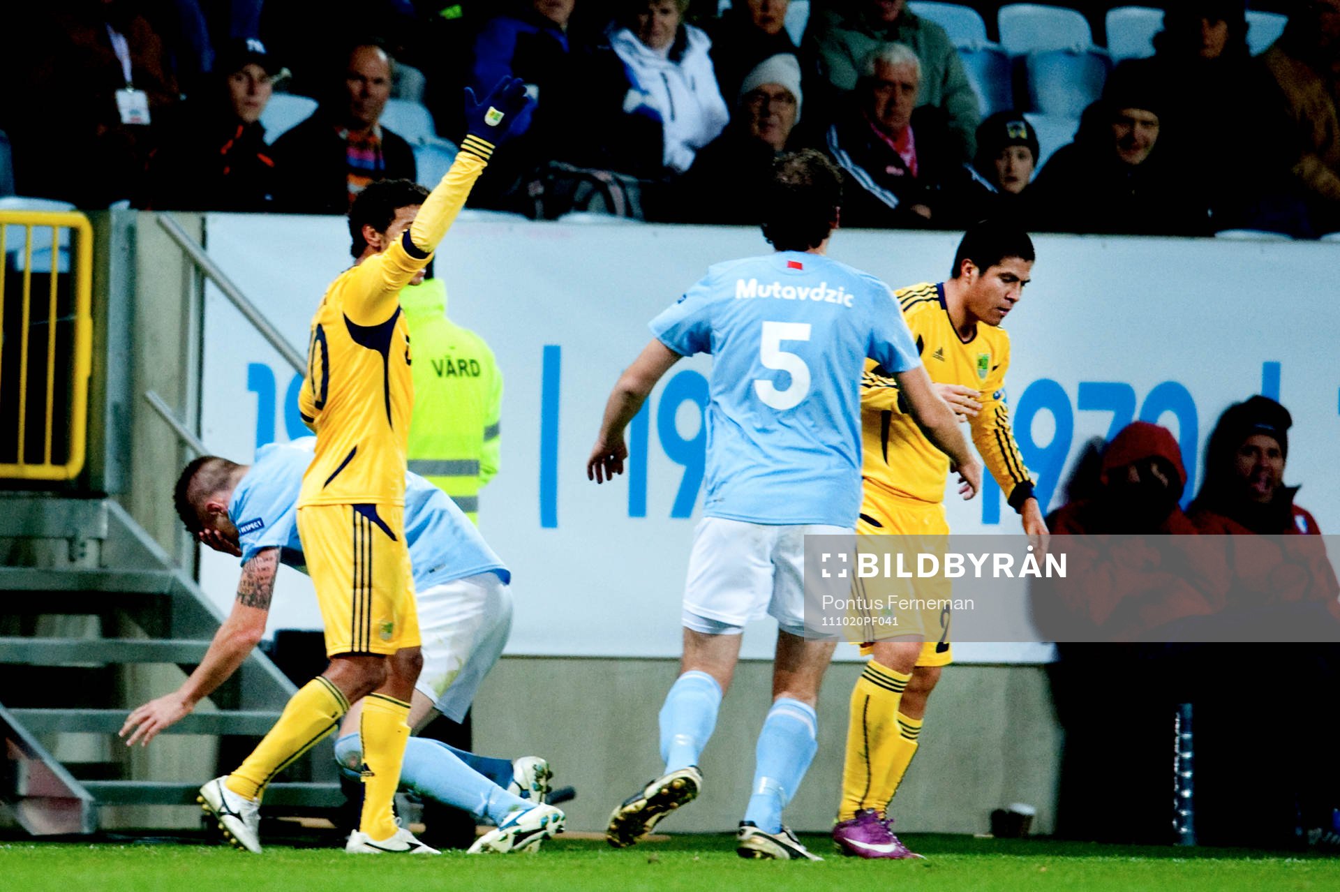 Pontus Jansson, Malmö FF, blir slagen