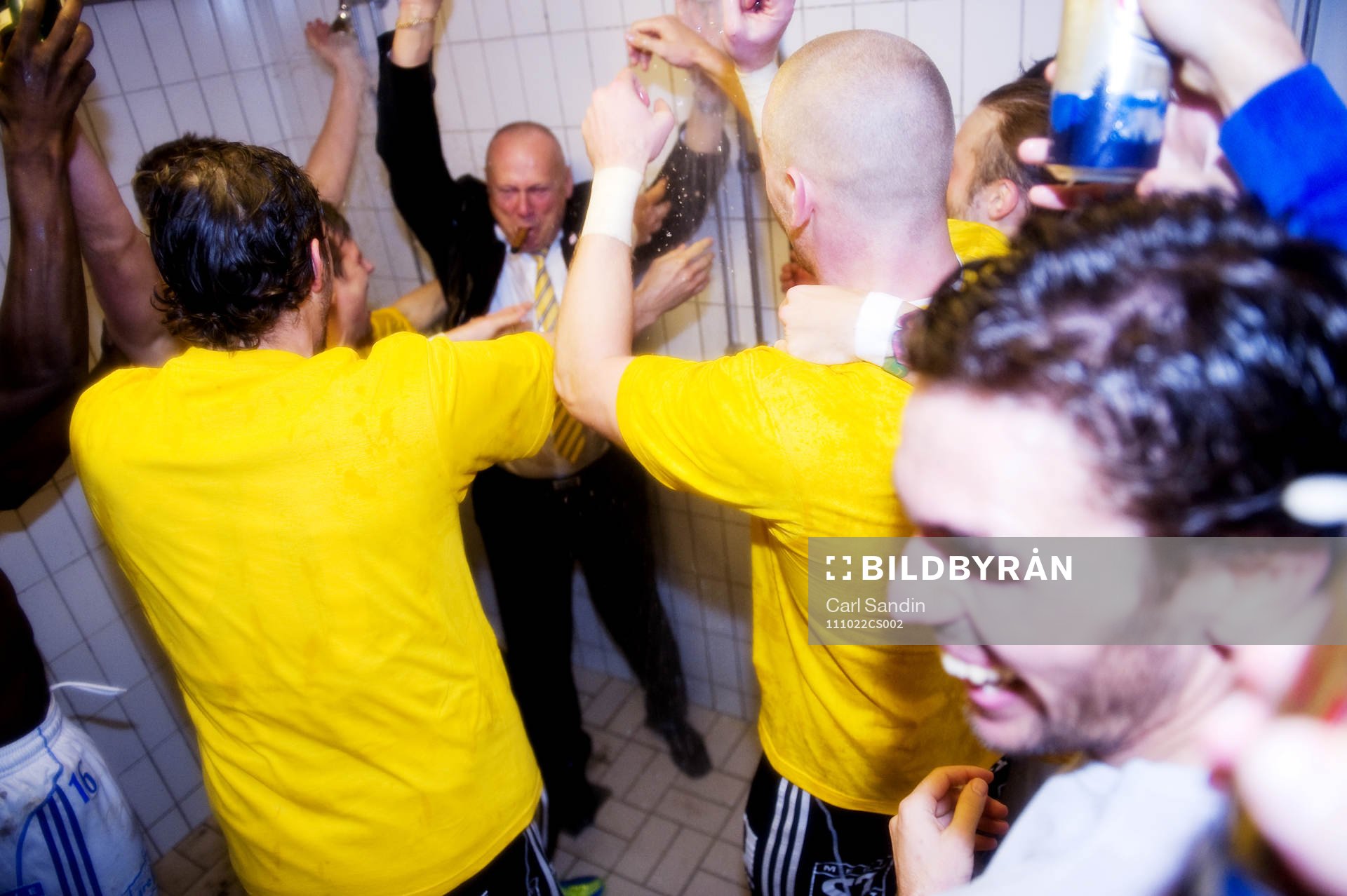 Sören Åkeby, tränare, kastas in i duschen av sina