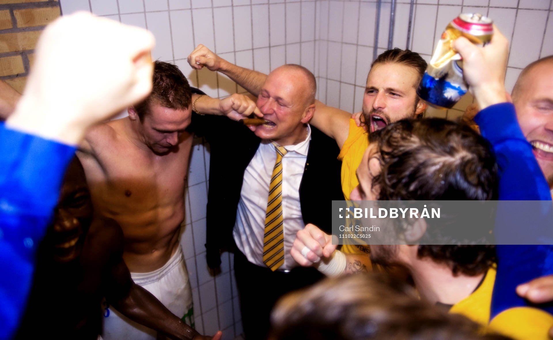 Sören Åkeby, tränare, kastas in i duschen av sina