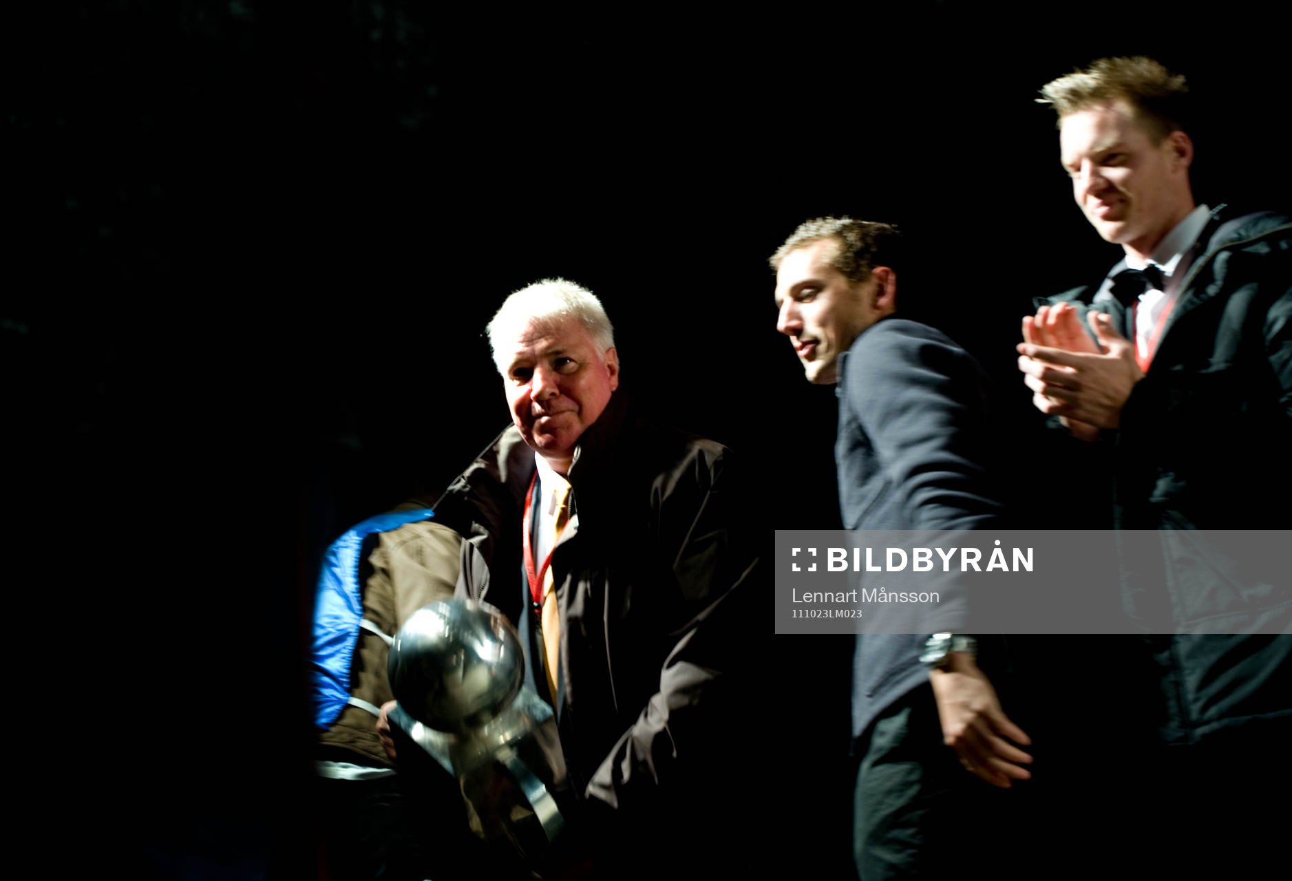   SM-guld, Svenska Mästare 2011, pokal,  jubel, glädje. Conny Karlsson höjer SM-bucklan, Alexander Gerndt och Marcus Nilsson applåderar