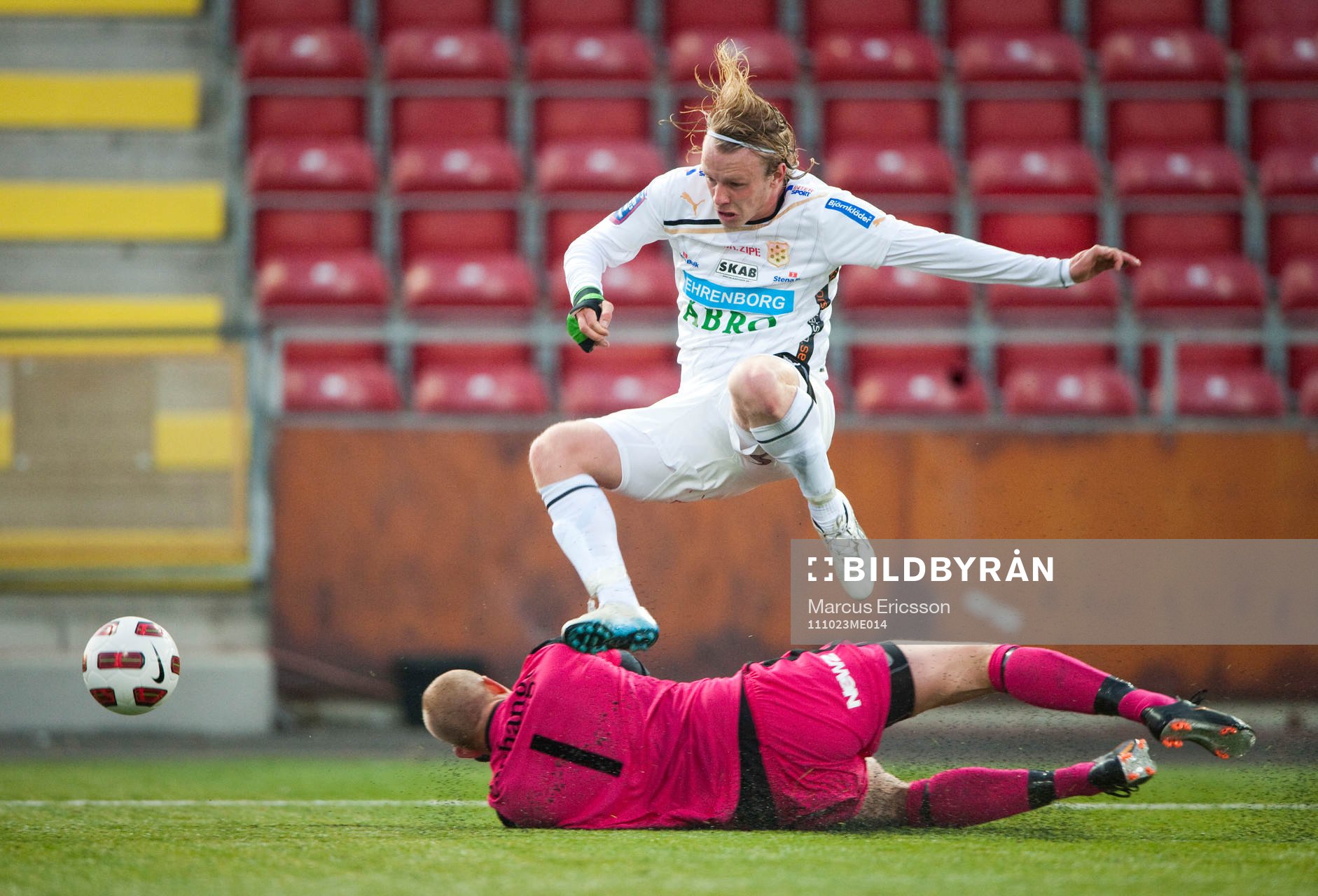  Jesper Florén, GAIS hoppar över Christian Frealdsson, målvakt Syrianska