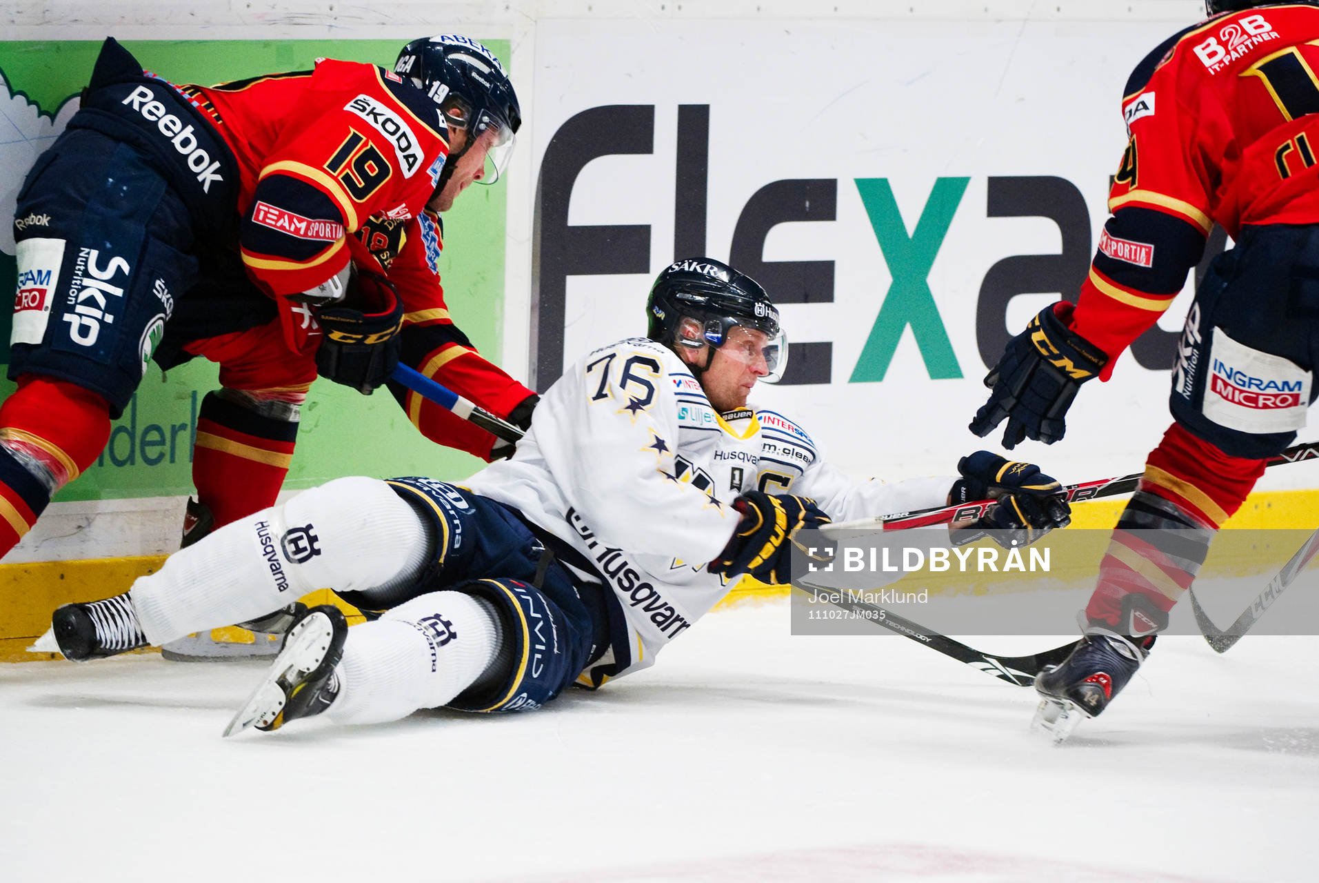 Johan Davidsson, HV71, kämpar om pucken mot Jimmie