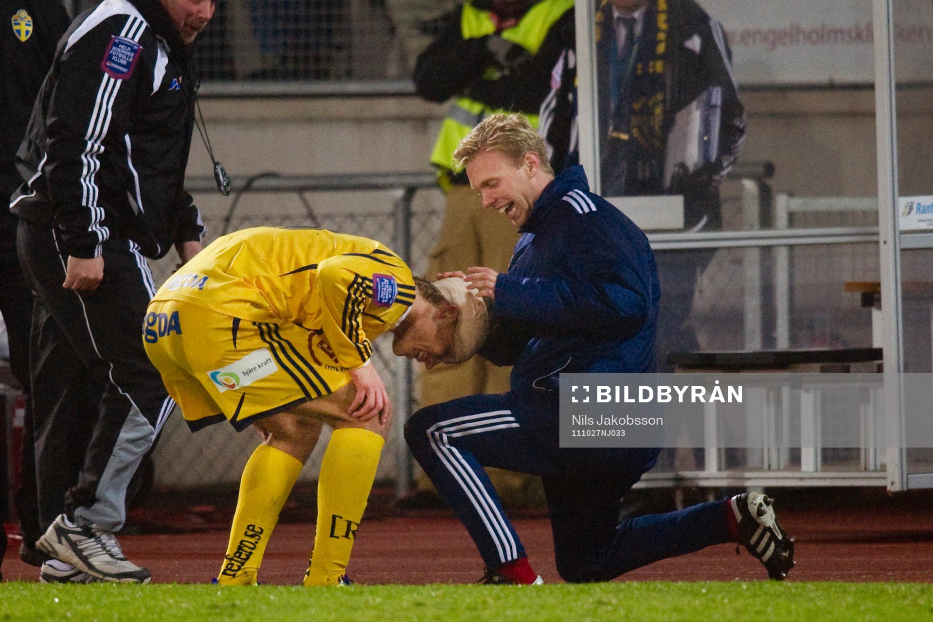 Sebastian Andersson, Ängelholm, jubel, får bandaget putsat