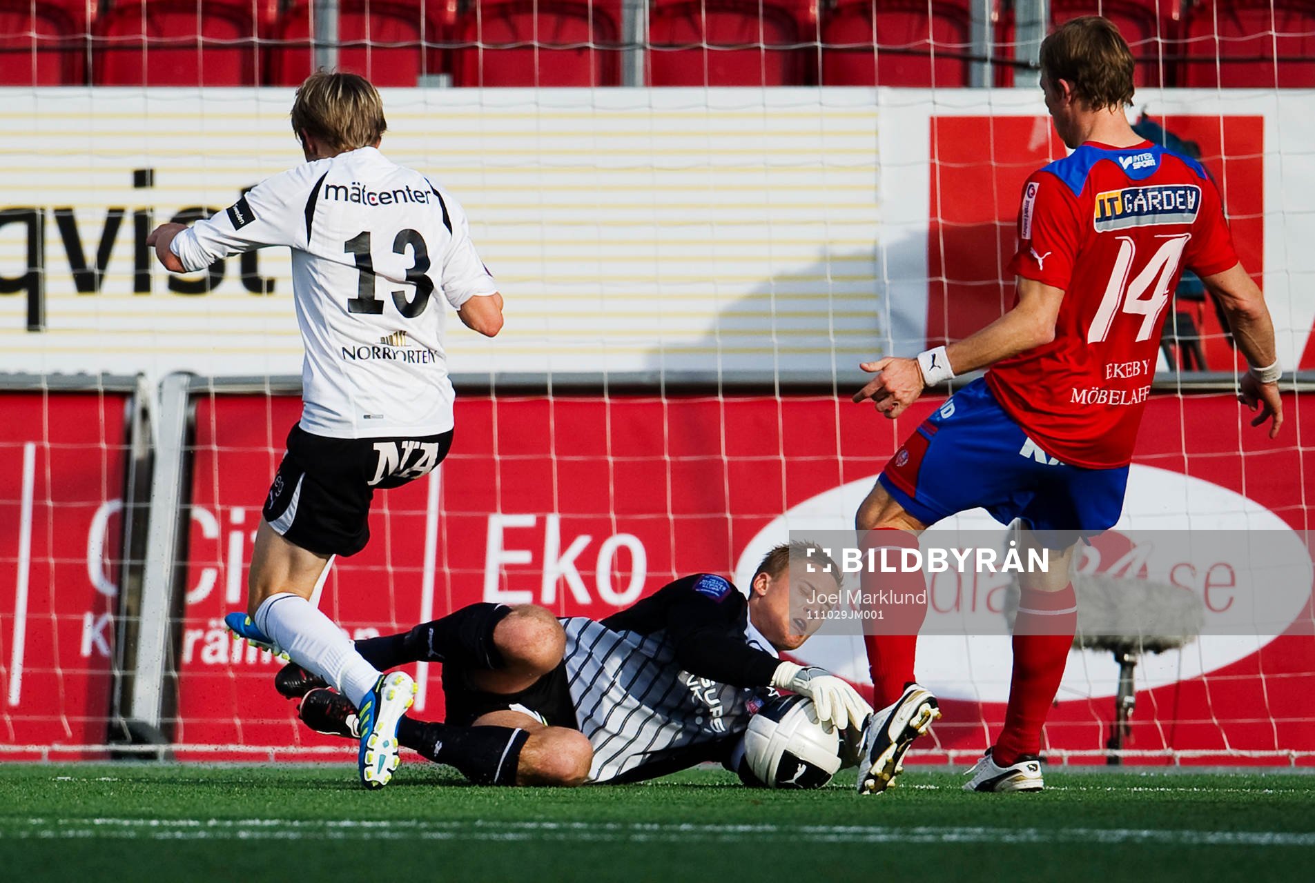 Pär Hansson, målvakt, Helsingborg, stoppar Riku Olavi