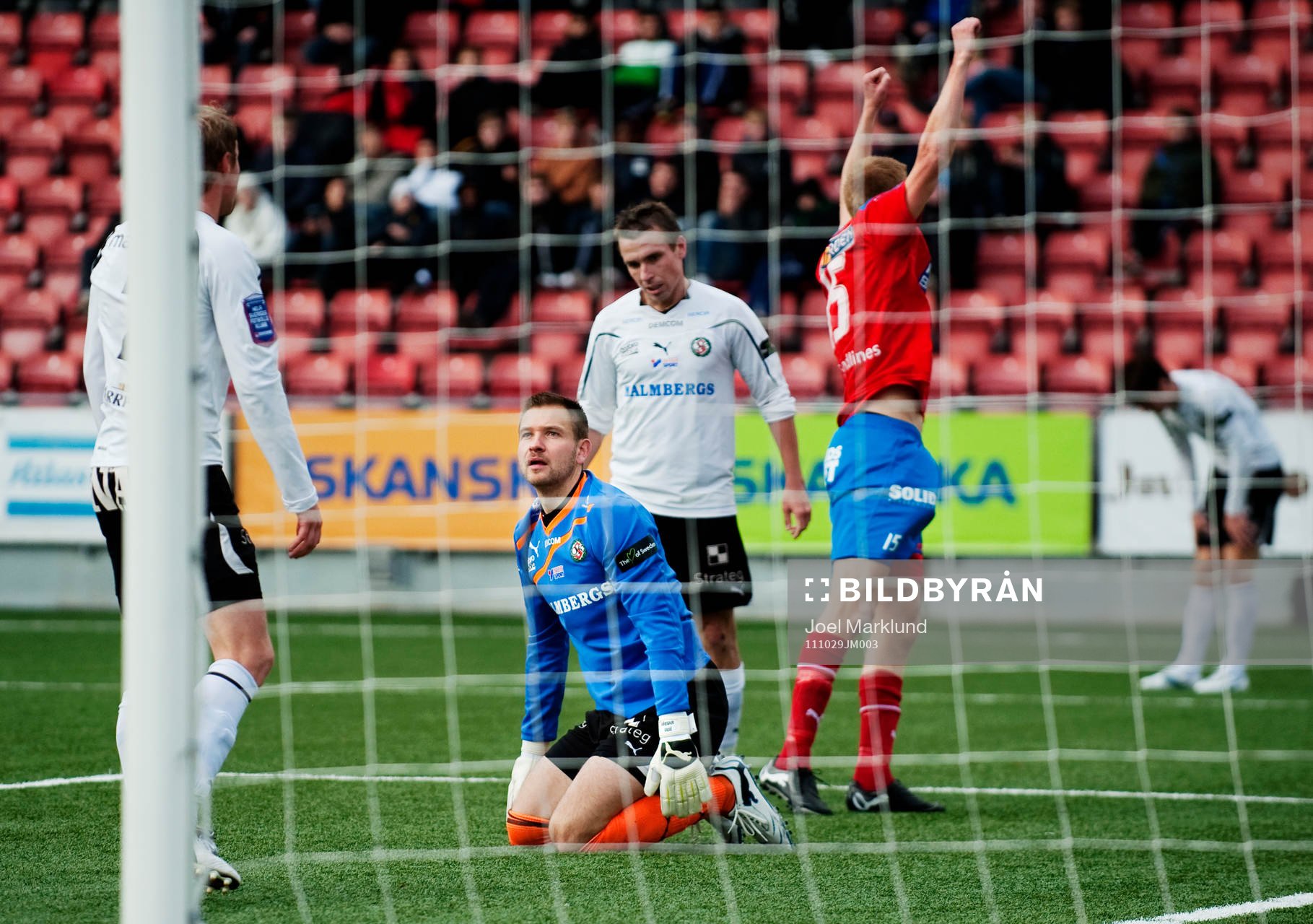 Medan Markus Holgersson, Helsingborg, jublar så blickar
