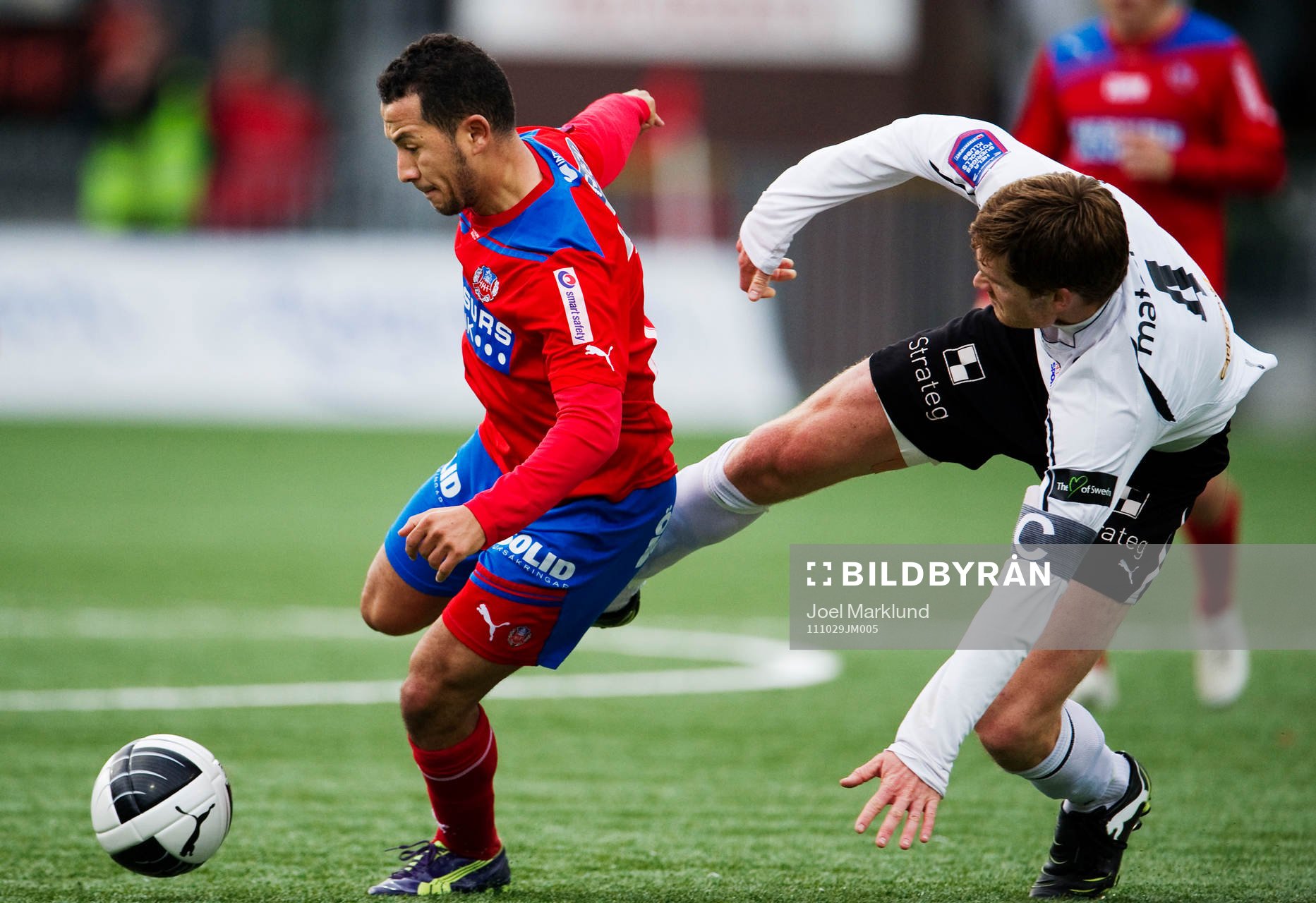 Rachid Bouaouzan, Helsingborg, tar sig förbi Magnus