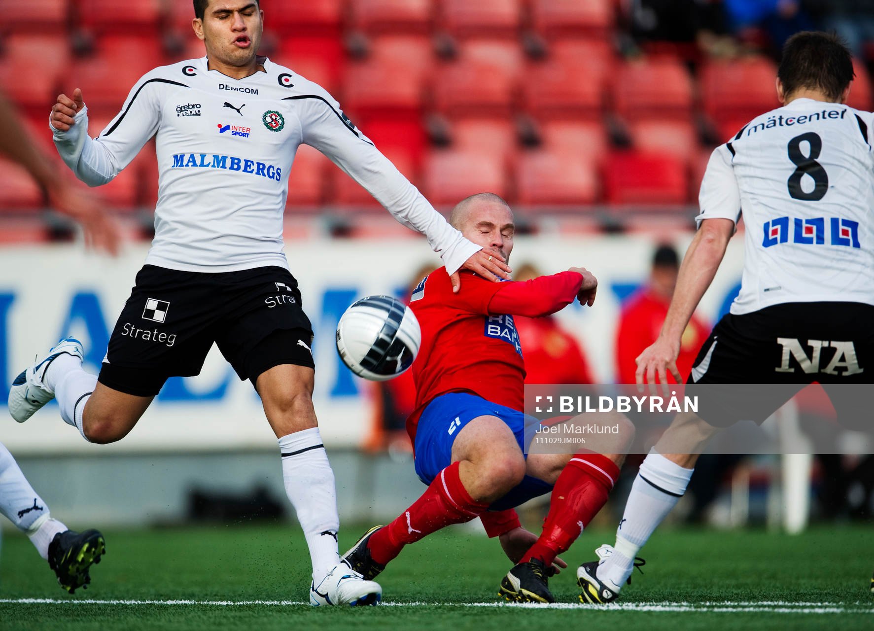 Paulo De Oliviera, Örebro, stoppar Christoffer Andersson,