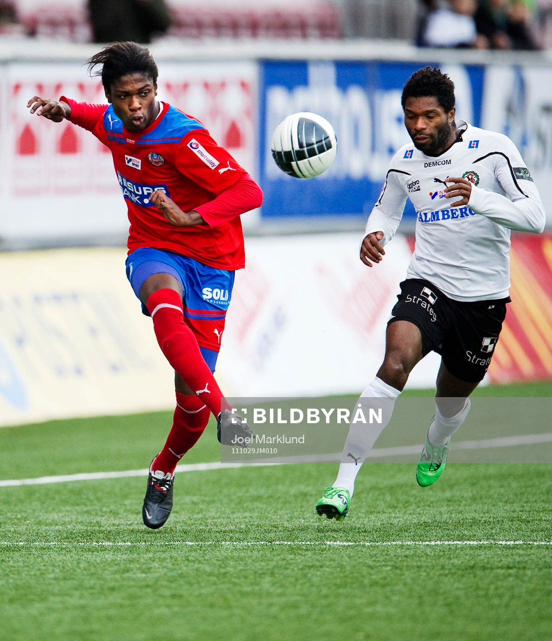 Joseph Baffo, Helsingborg, slår bollen förbi Samuel