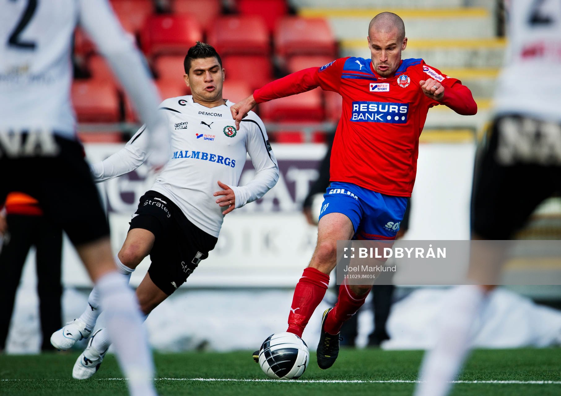 Paulo De Oliviera, Örebro, jagar Christoffer Andersson,