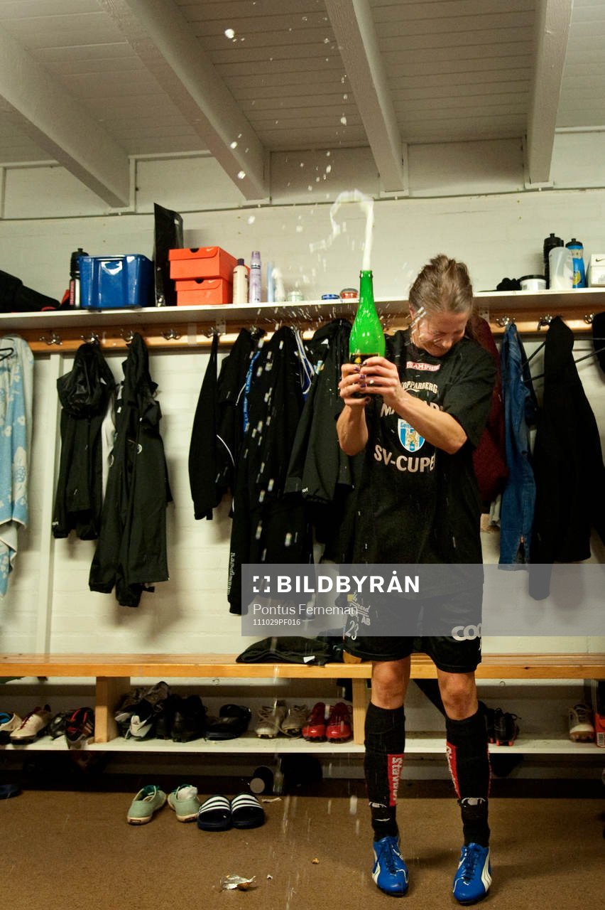  Johanna Almegren, Kopparbergs/Göteborg, firar i omklädningsrummet.