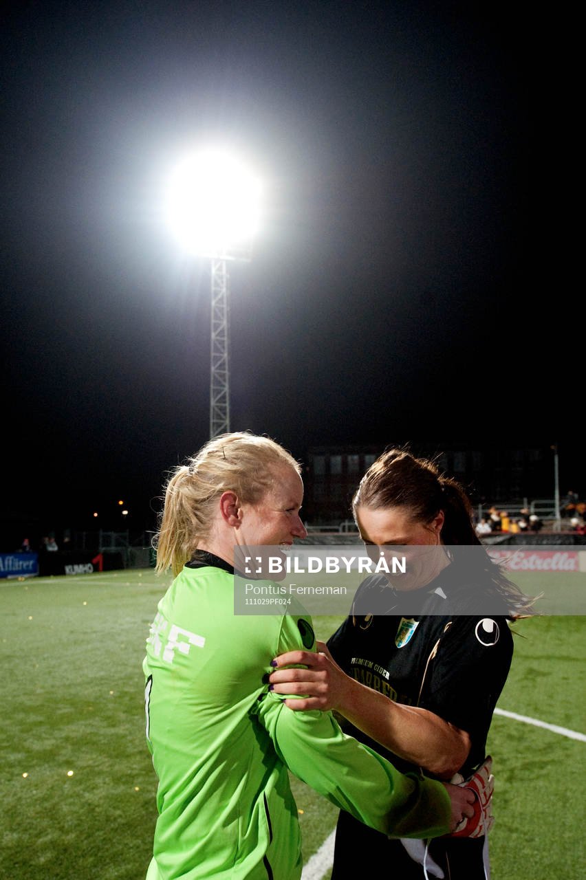  Kristin Hammarström, målvakt, Johanna Almegren, Kopparbergs/Göteborg, jubel.