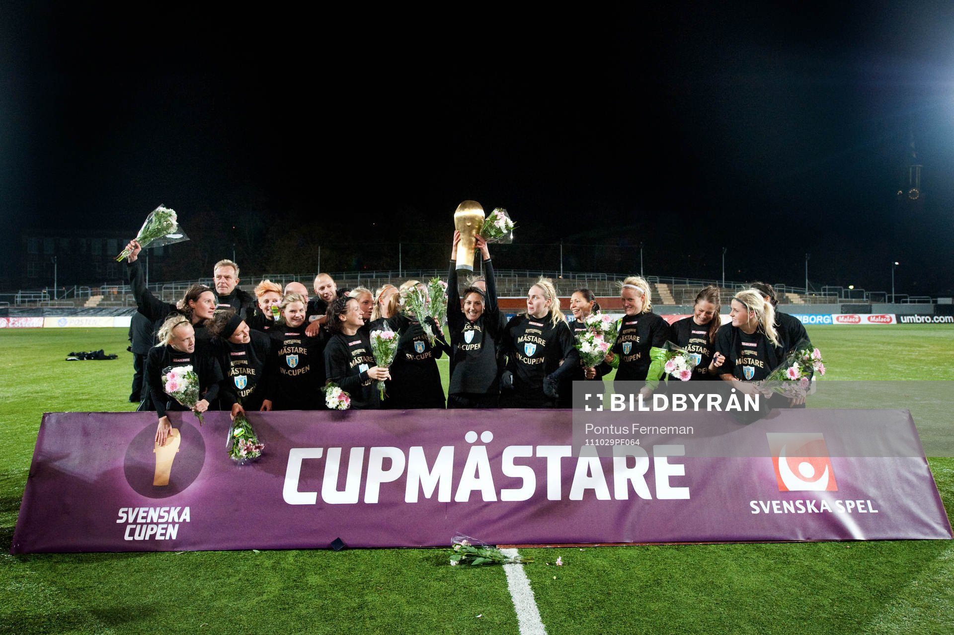  Kopparbergs/Göteborg FC, jubel, glädje. Lagbild, pokal.