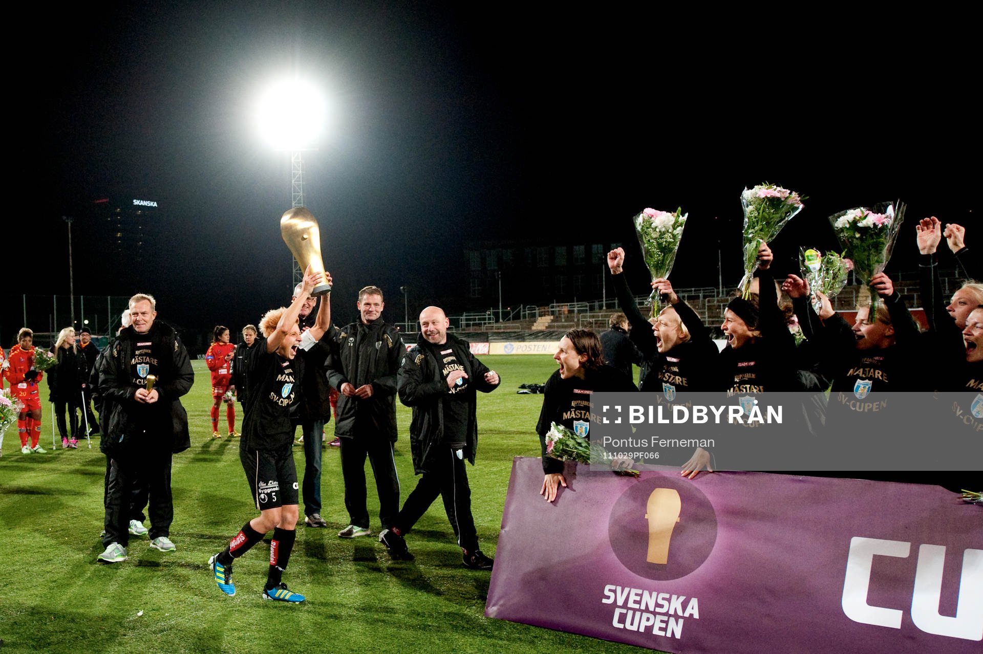  Lisa Ek, Kopparbergs/Göteborg, höjer bucklan, jubel. Pokal, glädje.