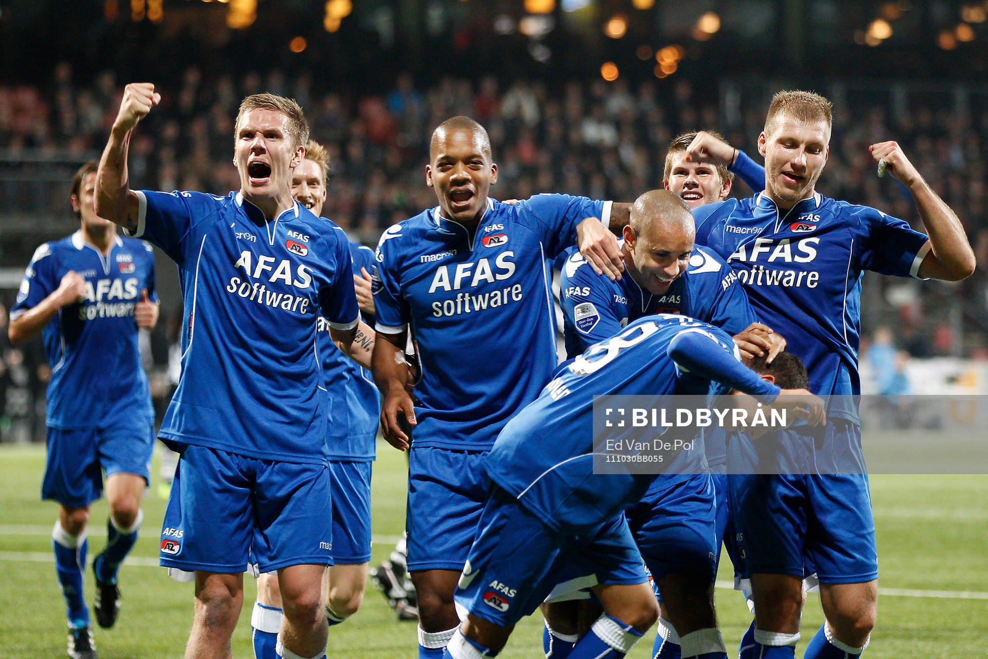  Adam Maher, AZ, jubel efter 0-1 med Pontus Wernbloom Charlison Benschop, Simon Poulsen och Ragnar Klavan 