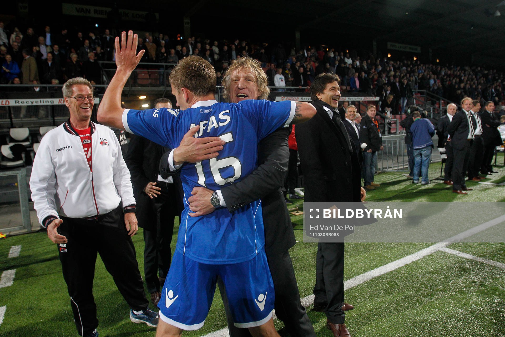  GertJan Verbeek, tränare AZ, kramar om Pontus Wernbloom efter matchen.