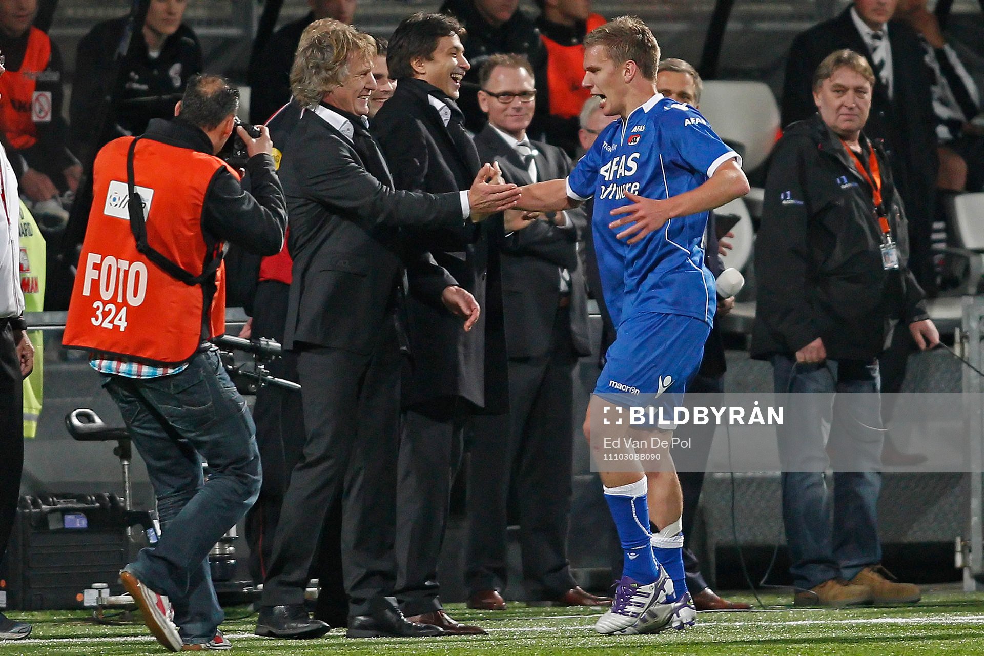  Gertjan Verbeek, tränare, AZ gratulerar Pontus Wernbloom efter segern.