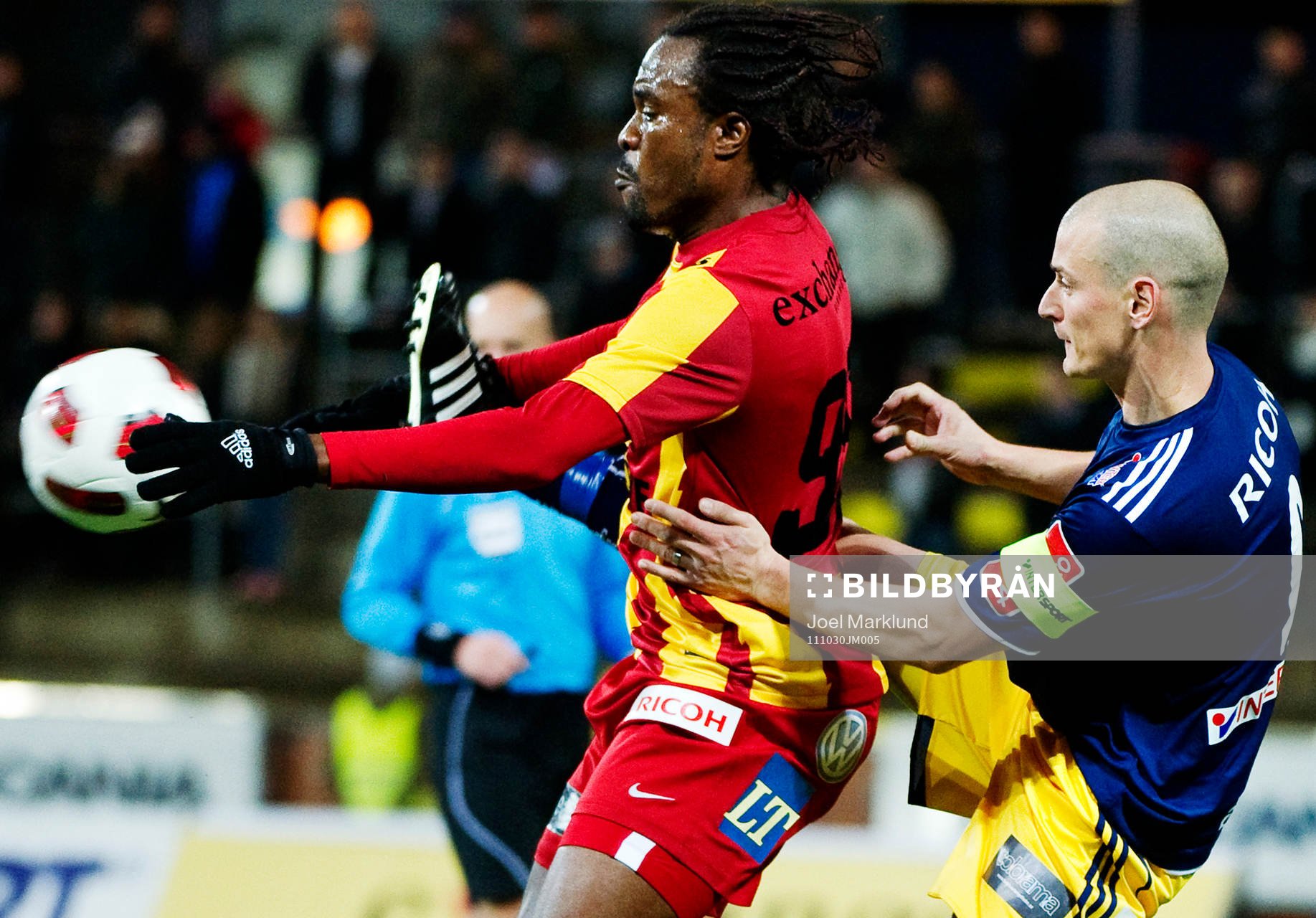 Peter Ijeh, Syrianska, utmanas av Jacob Augustsson,