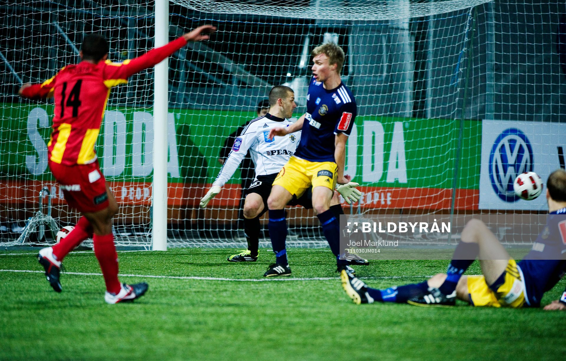 Yussuf Saleh, Syrianska, skjuter mot mål och gör 3-1