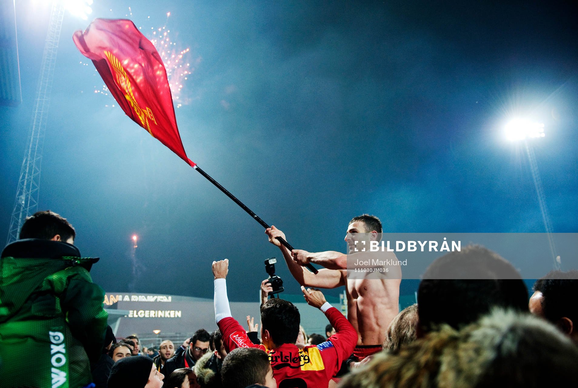 Sharbel Touma, Syrianska, hålls upp av fansen och jublar
