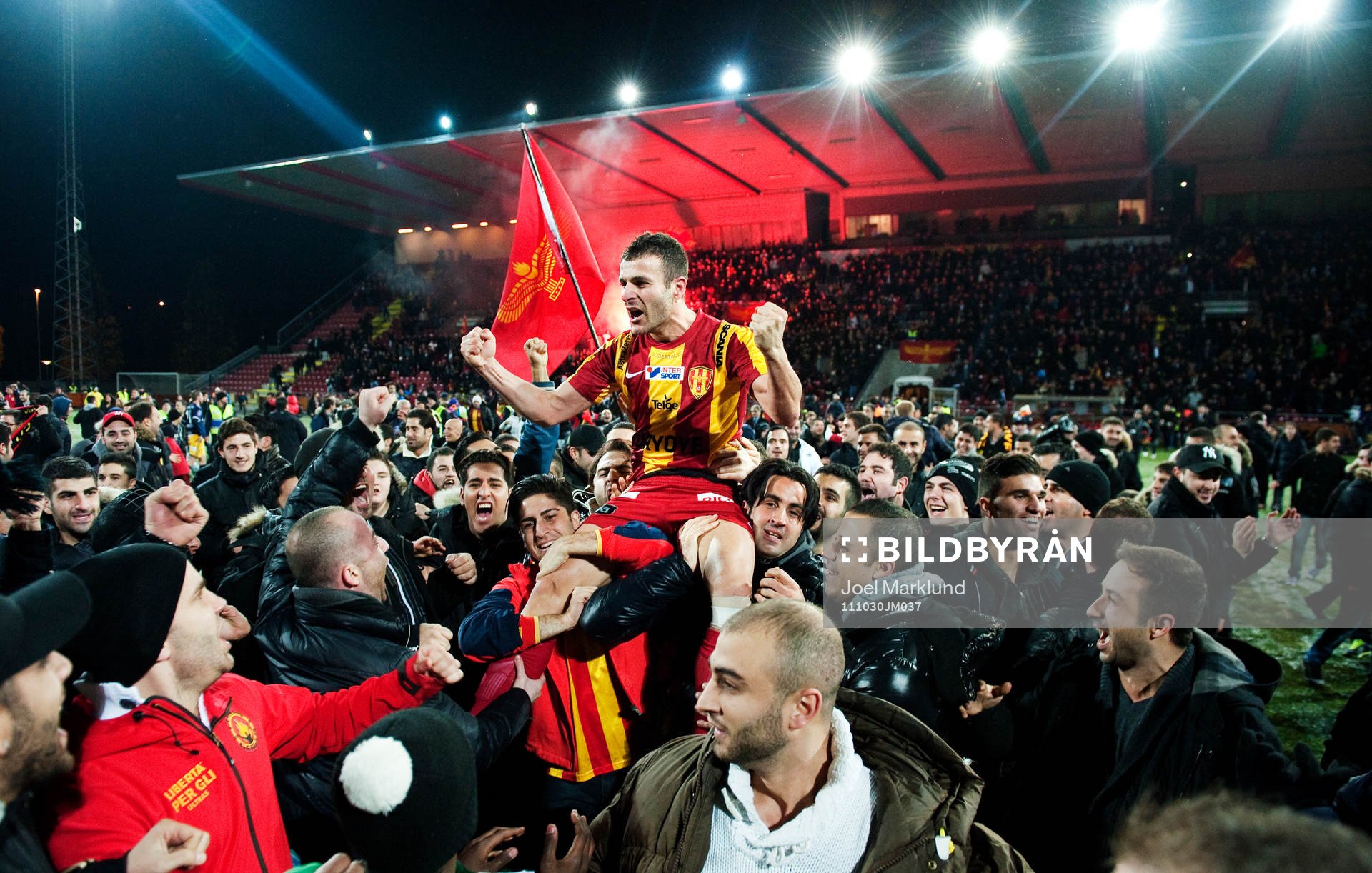Sharbel Touma, Syrianska, hålls upp av fansen och jublar
