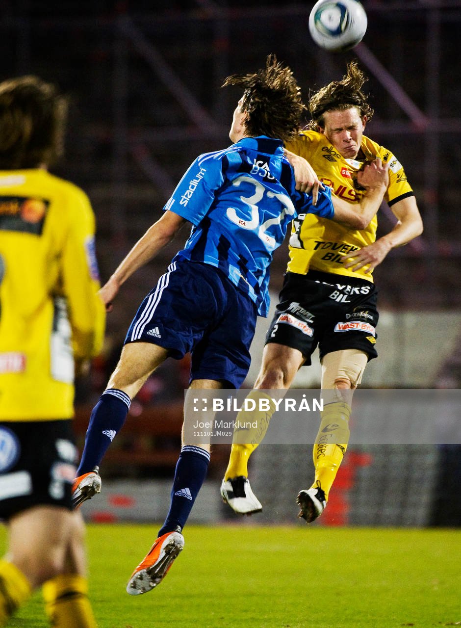 Calle Björk, Djurgården, trycker till Anton Lans, Elfsborg