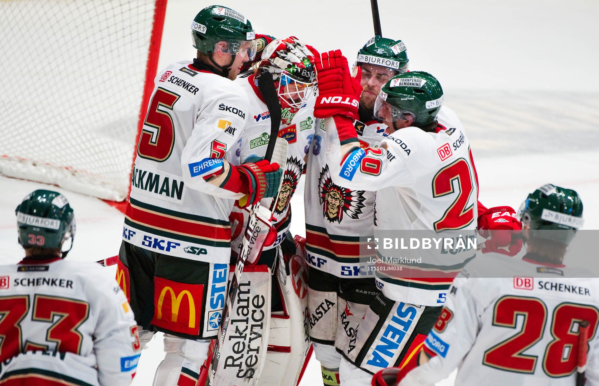 Frederik Andersen, målvakt, Frölunda, kramas om