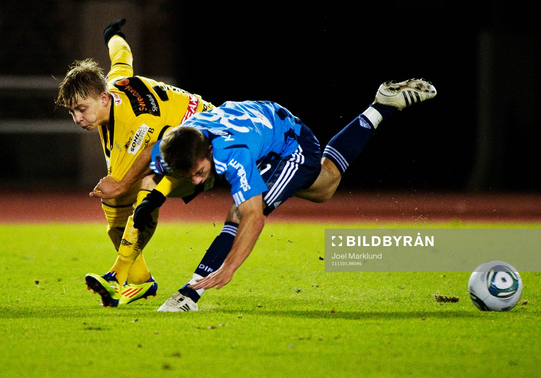  Simon Hedlund, Elfsborg, utmanas av Danilo Kuzmanovic, Djurgården.