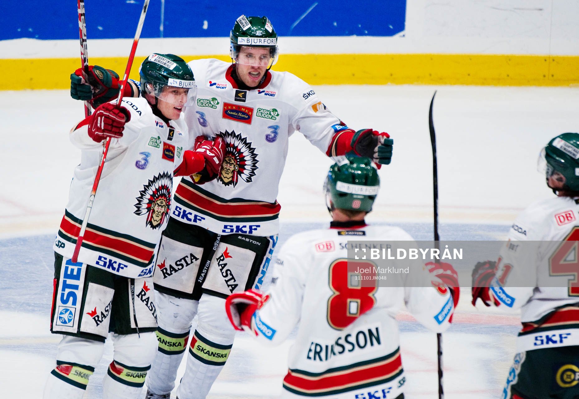 Mika Pyörälä, Frölunda, till vänster, gratuleras till