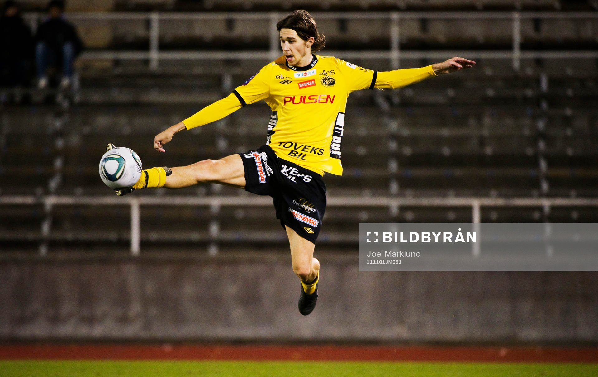  Daniel Nordmark, tar ner bollen.
