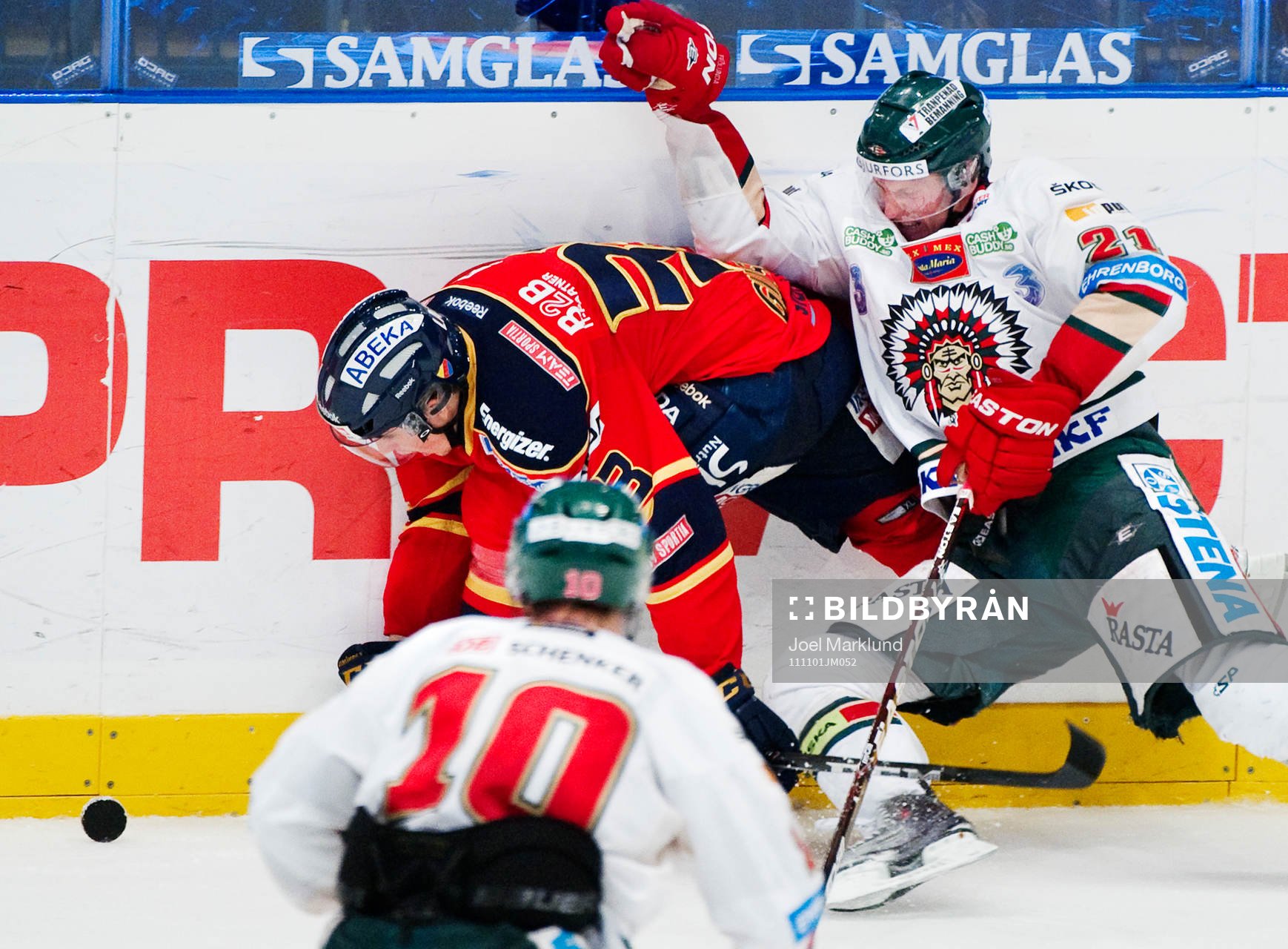 Erik Gustafsson, Djurgården, stoppas av Mikael Johansson,