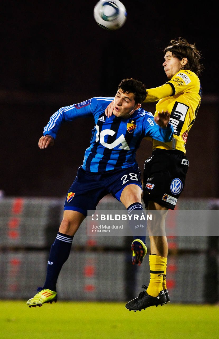Trimi Makolli, Djurgården, i en luftduell med Daniel