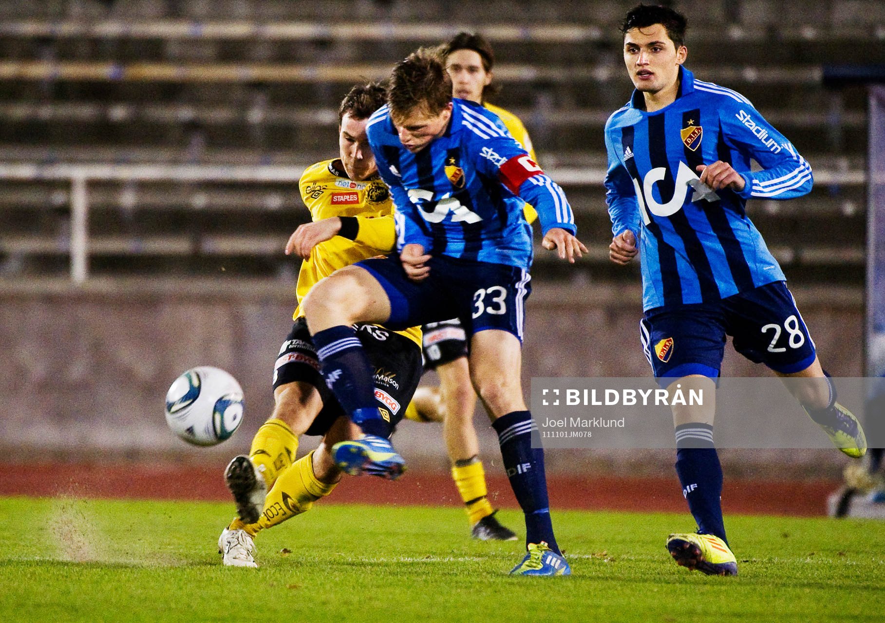 Anton Wede, Elfsborg, utmanas av Emil Bergström,
