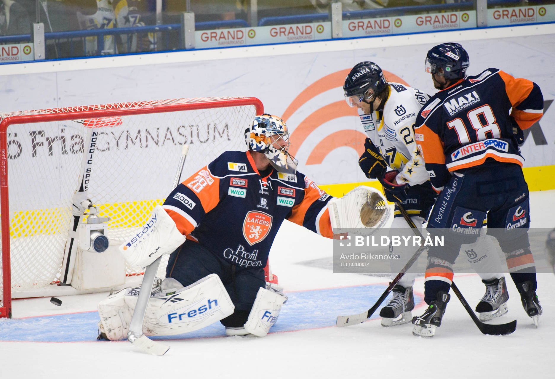 Kamil Piros, HV71, framför Martin Greber, målvakt, Växjö