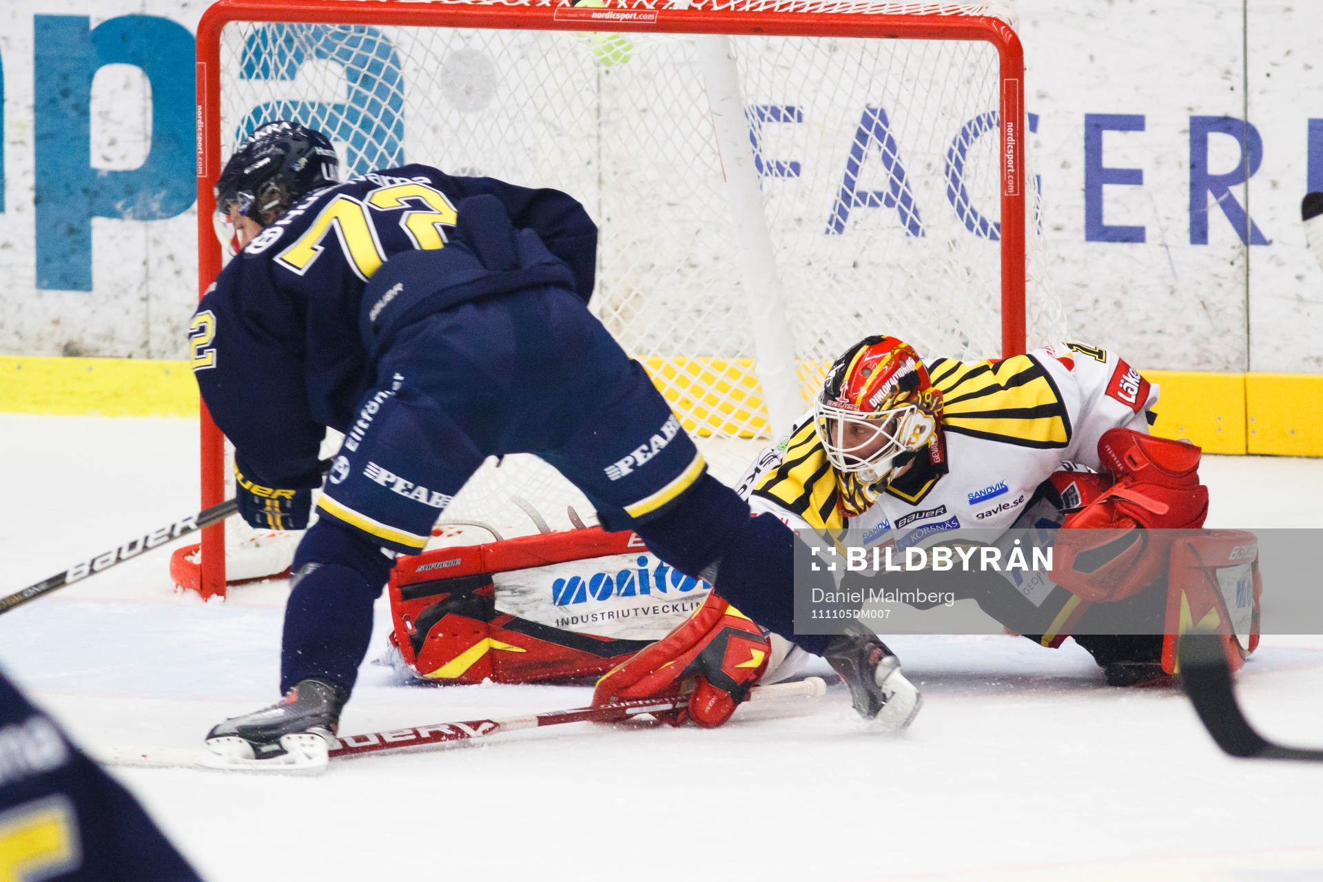 Niklas Svedberg, Brynäs, drar på sig två minuter för