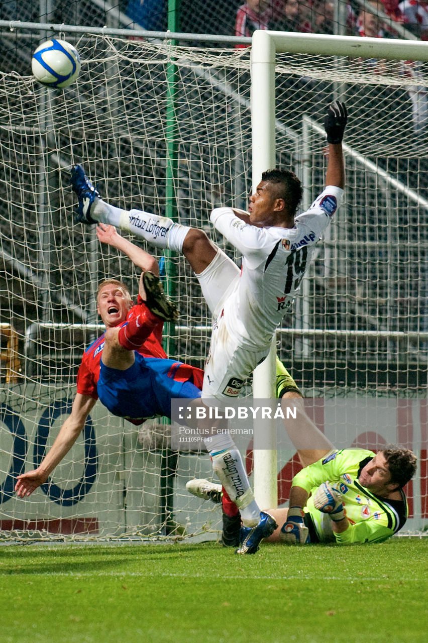  Helsingborg - Kalmar: Markus Holgersson, Helsingborg, Ricardo Santos och Petter Wastå, målvakt,  Kalmar.