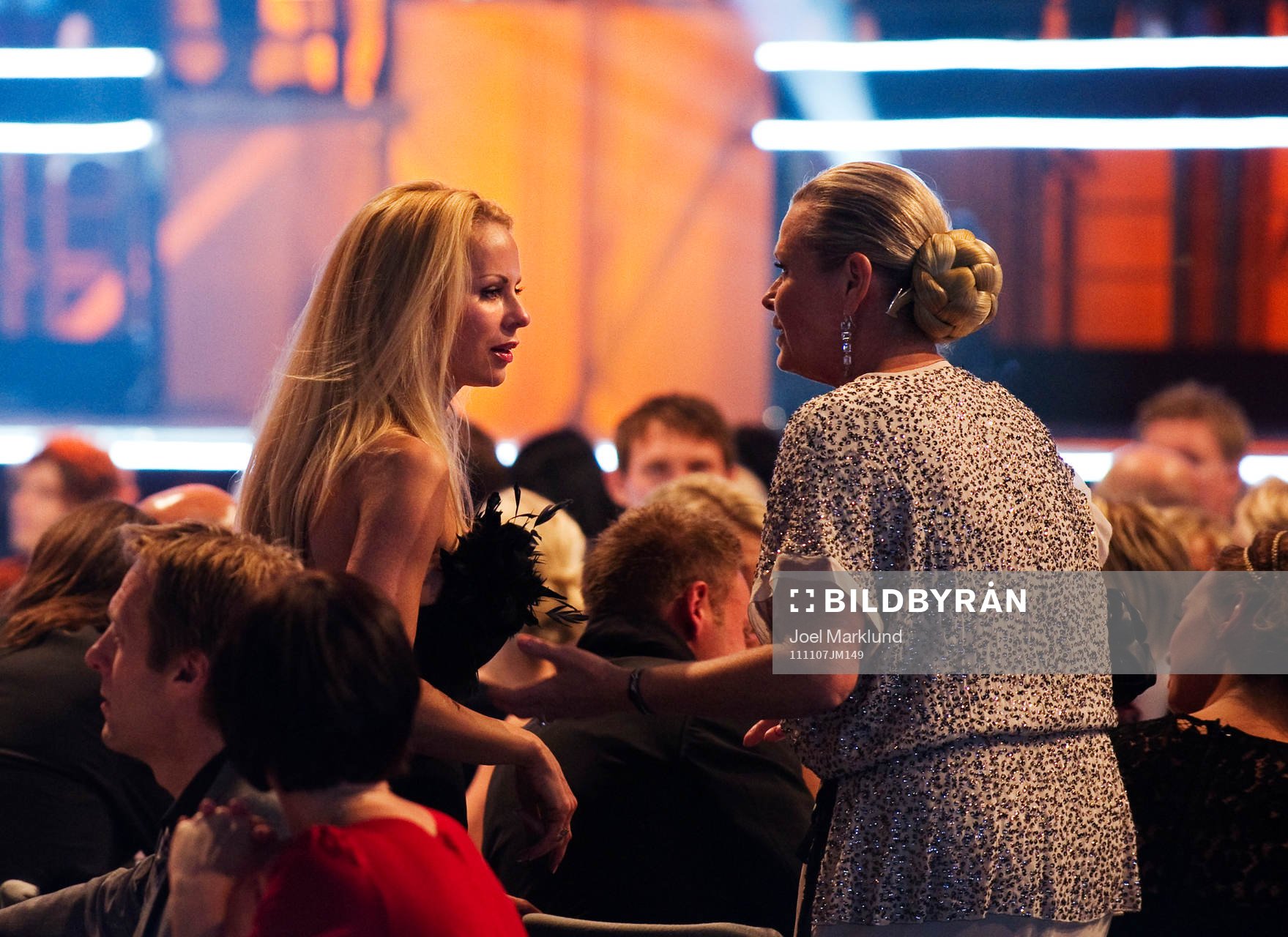 Helena Seger pratar med Efva Attling