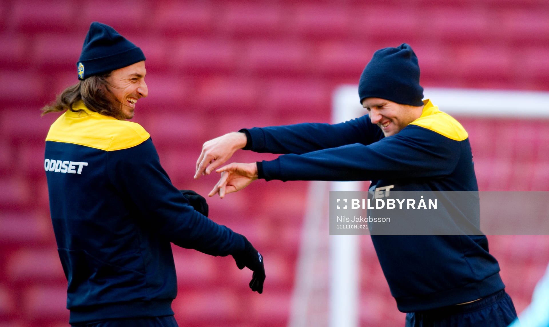 Zlatan Ibrahimovic blir puttad av Ola Toivonen