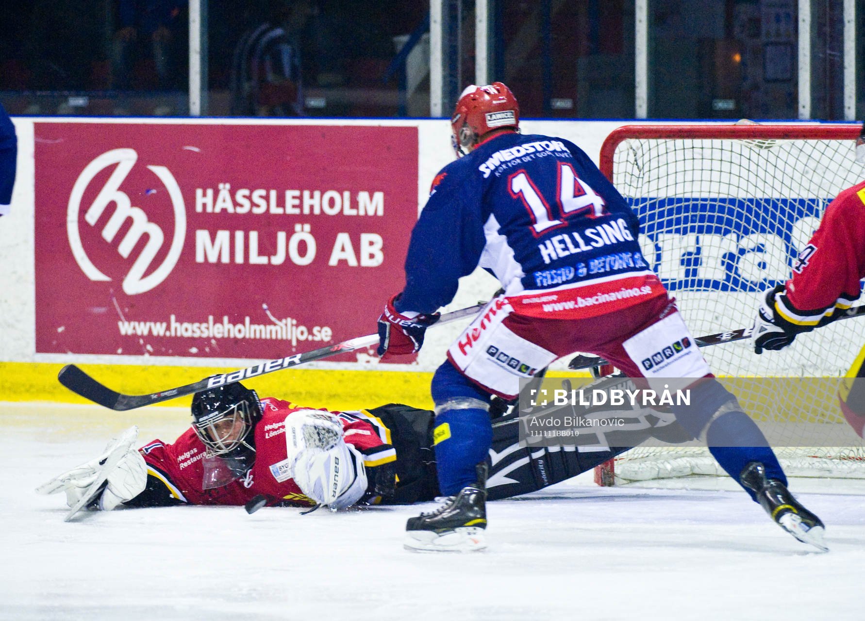 Anton Hellsing, Tyringe, framför Pontus Persson, målvakt,