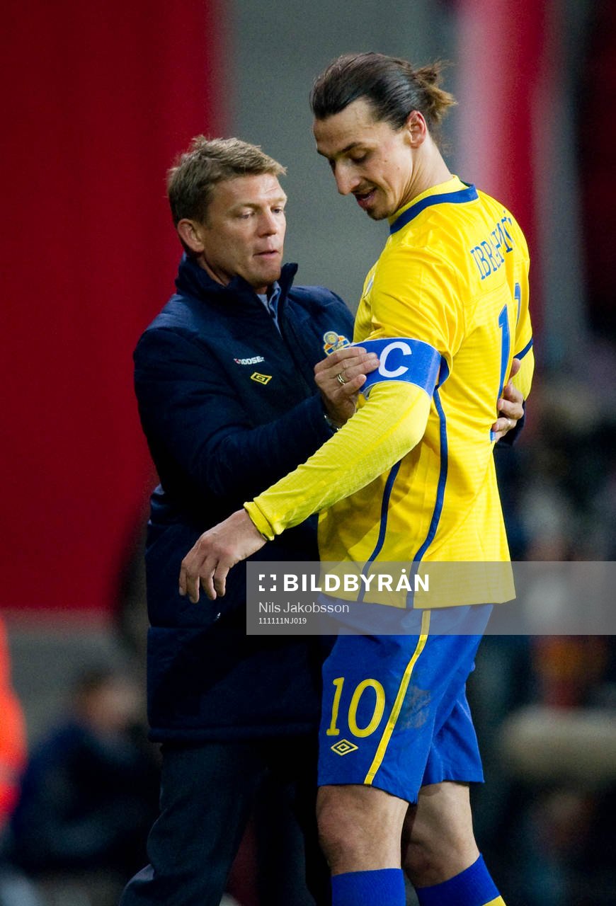 Marcus Allbäck tar av Zlatan Ibrahimovic kaptensbindeln,