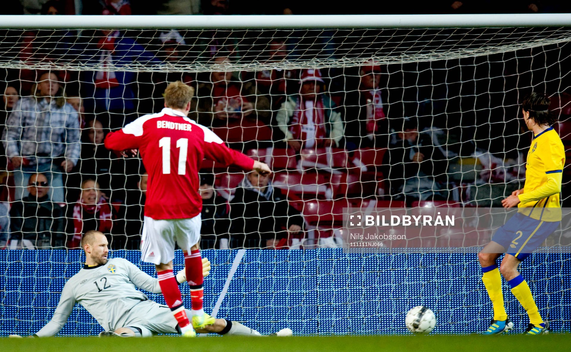 Johan Wiland, målvakt, Sverige, ser Niklas Bendtner,