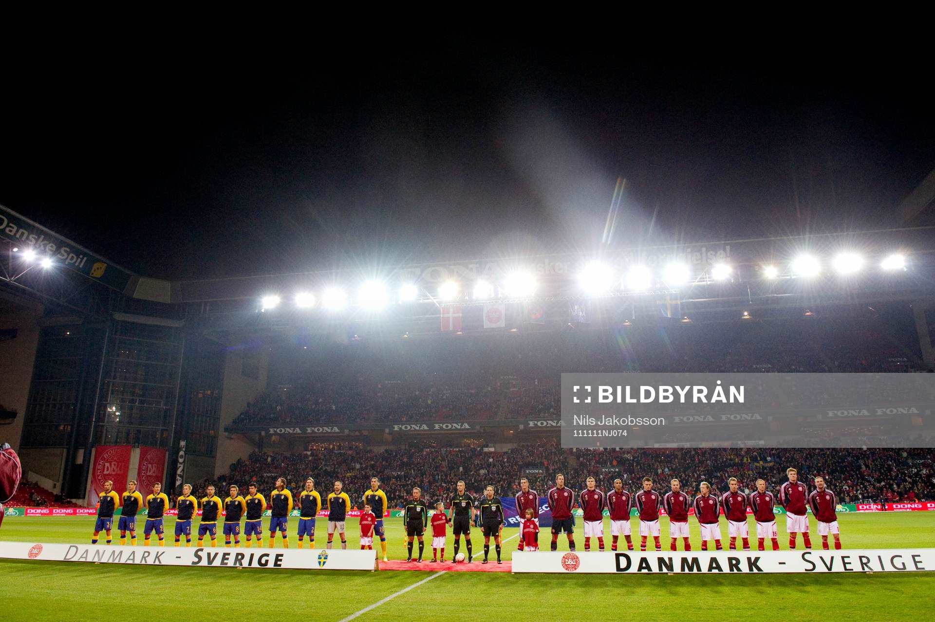 Sverige och Danmark står uppställda på Parken. Lineup