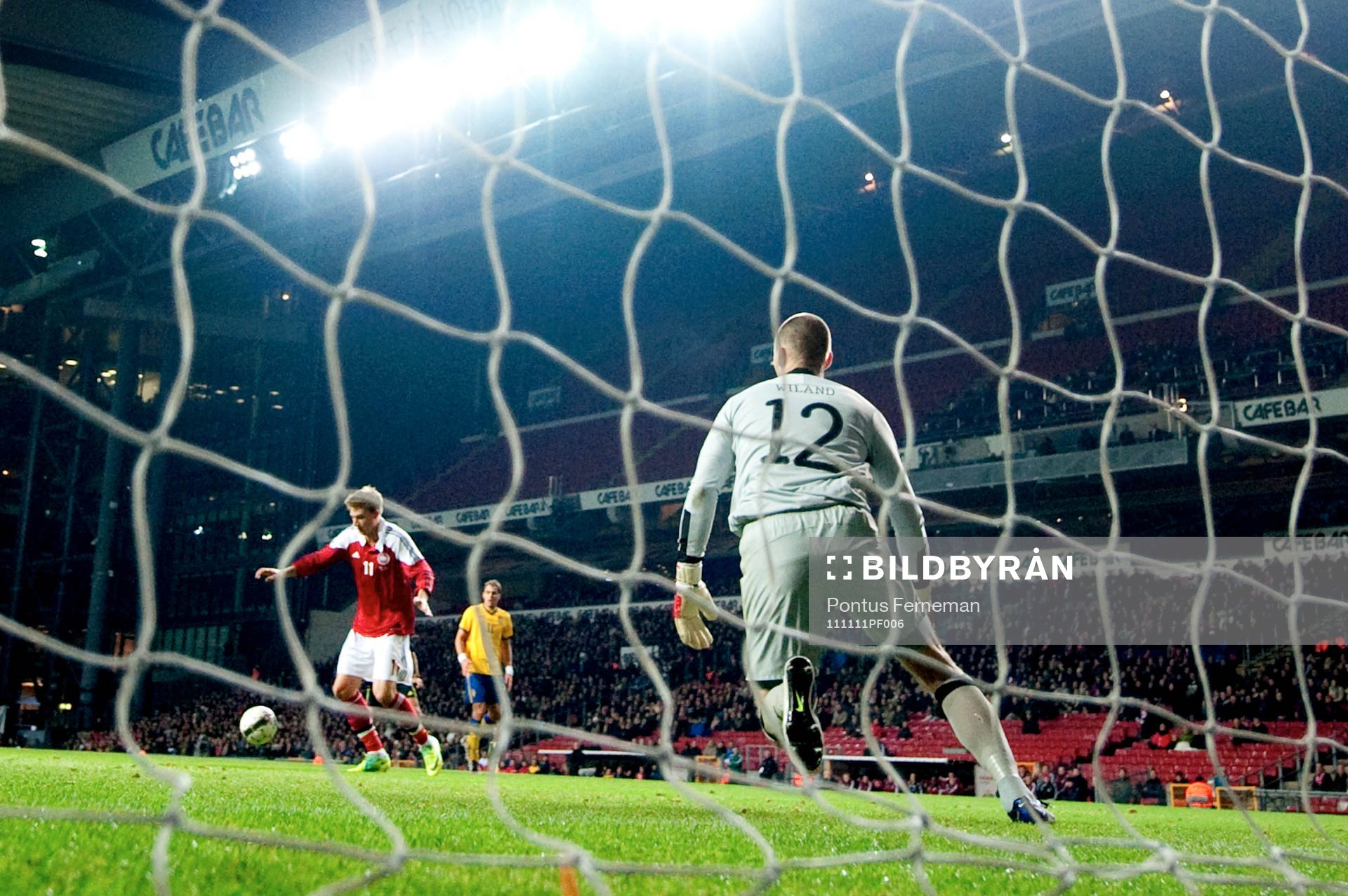 Niklas Bendtner, Danmark, gör 1-0, Johan Wiland, målvakt,