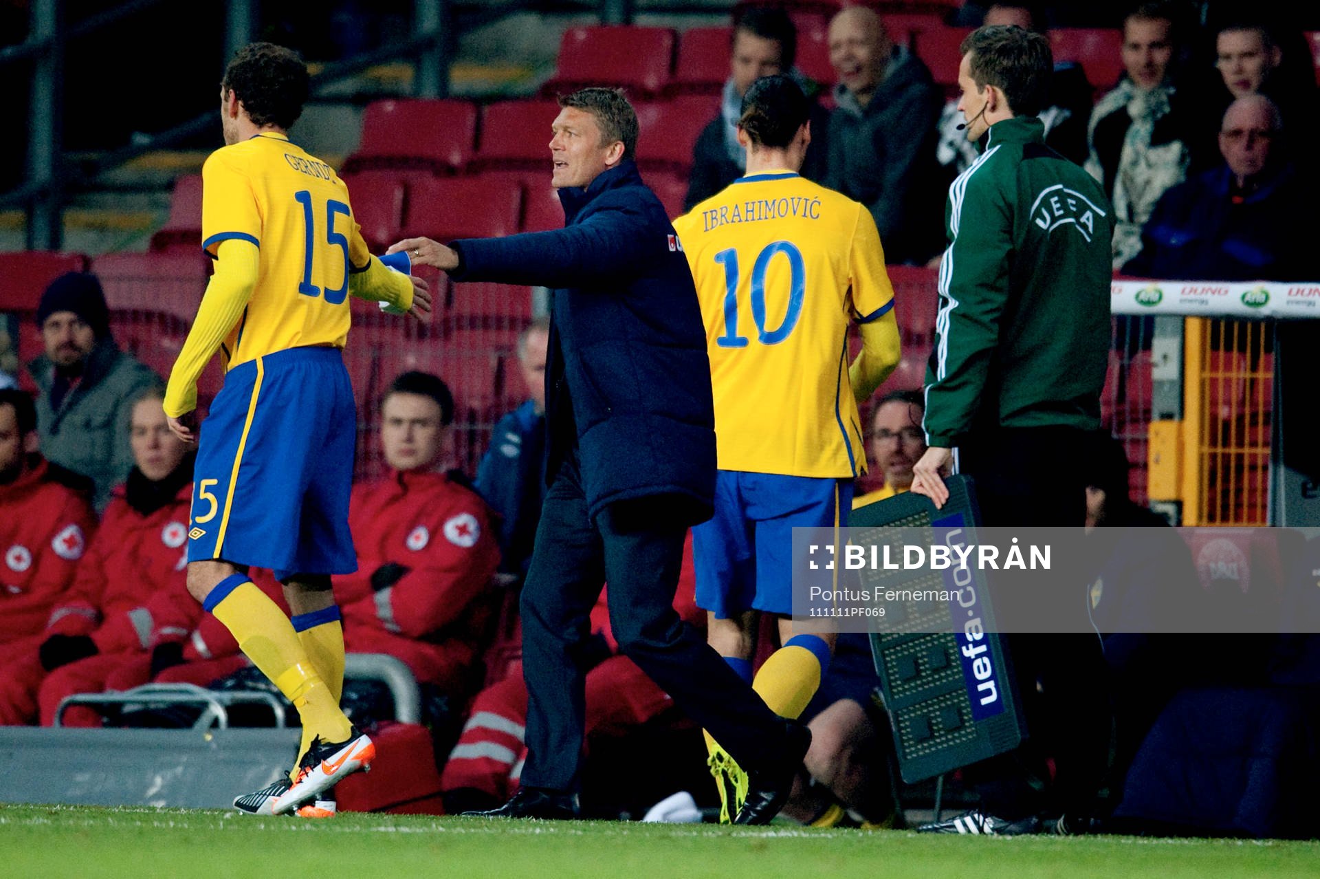  Zlatan Ibrahimovic, Sverige, blir utbytt, Marcus Allbäck, assisterande förbundskapten. Byte.