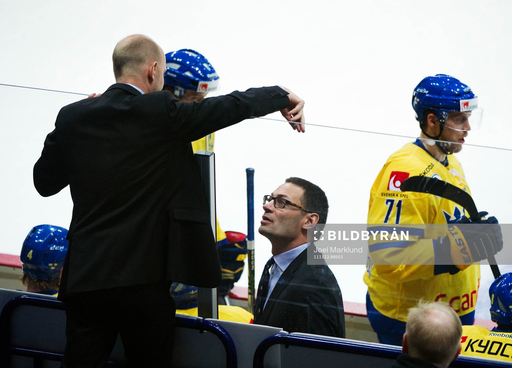 Stefan Ladhe, målvaktstränare, ger instruktioner