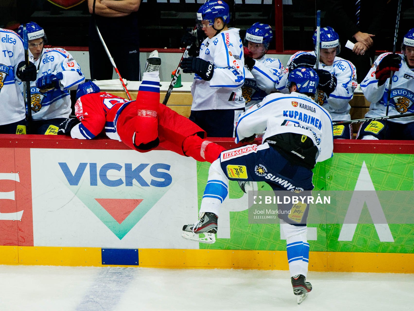 Petr Nedved, Tjeckien, blir tacklad över sargen av Matti