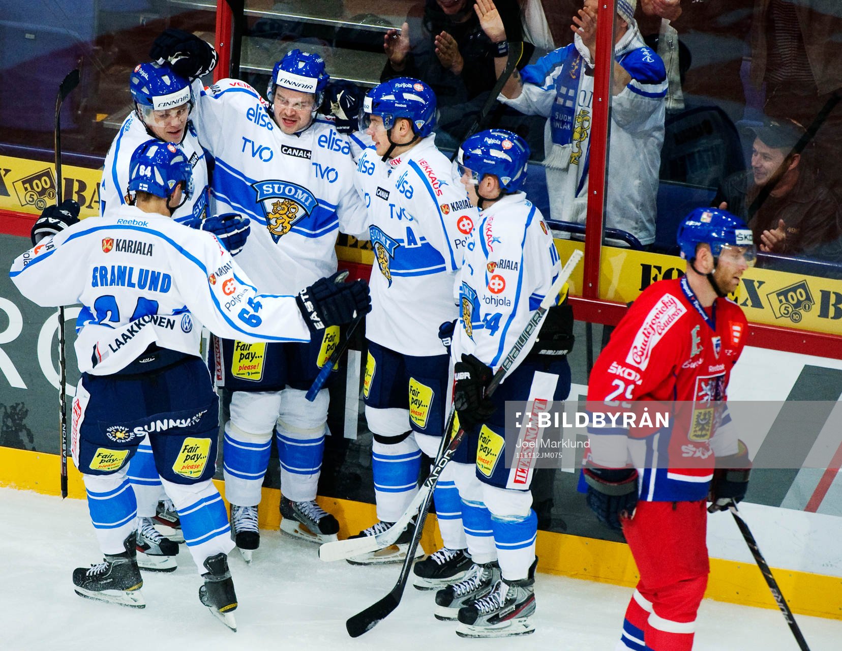 Janne Pesonen, Finland, i mitten gratuleras till sitt