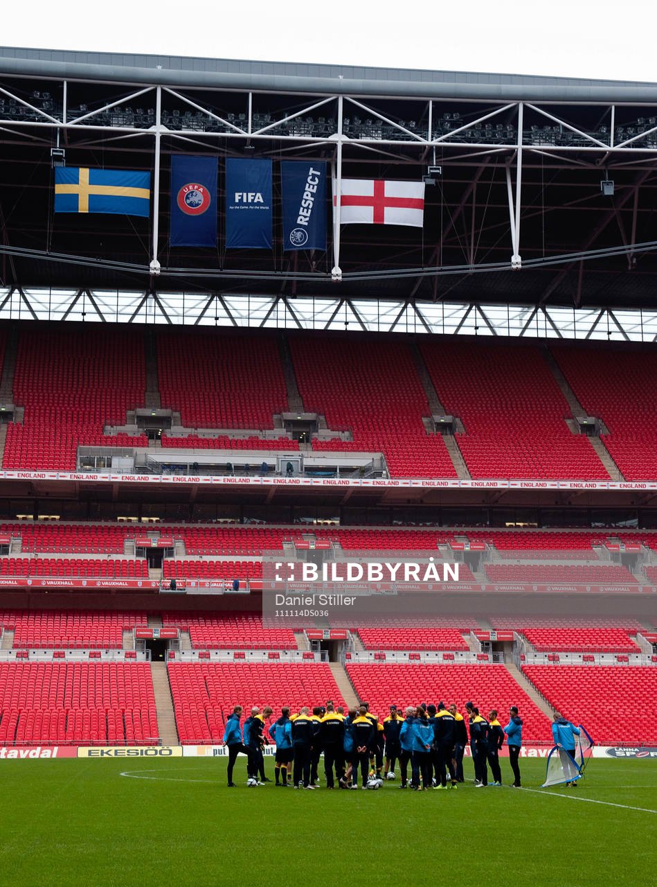 Truppen samlad på Wembley Stadium