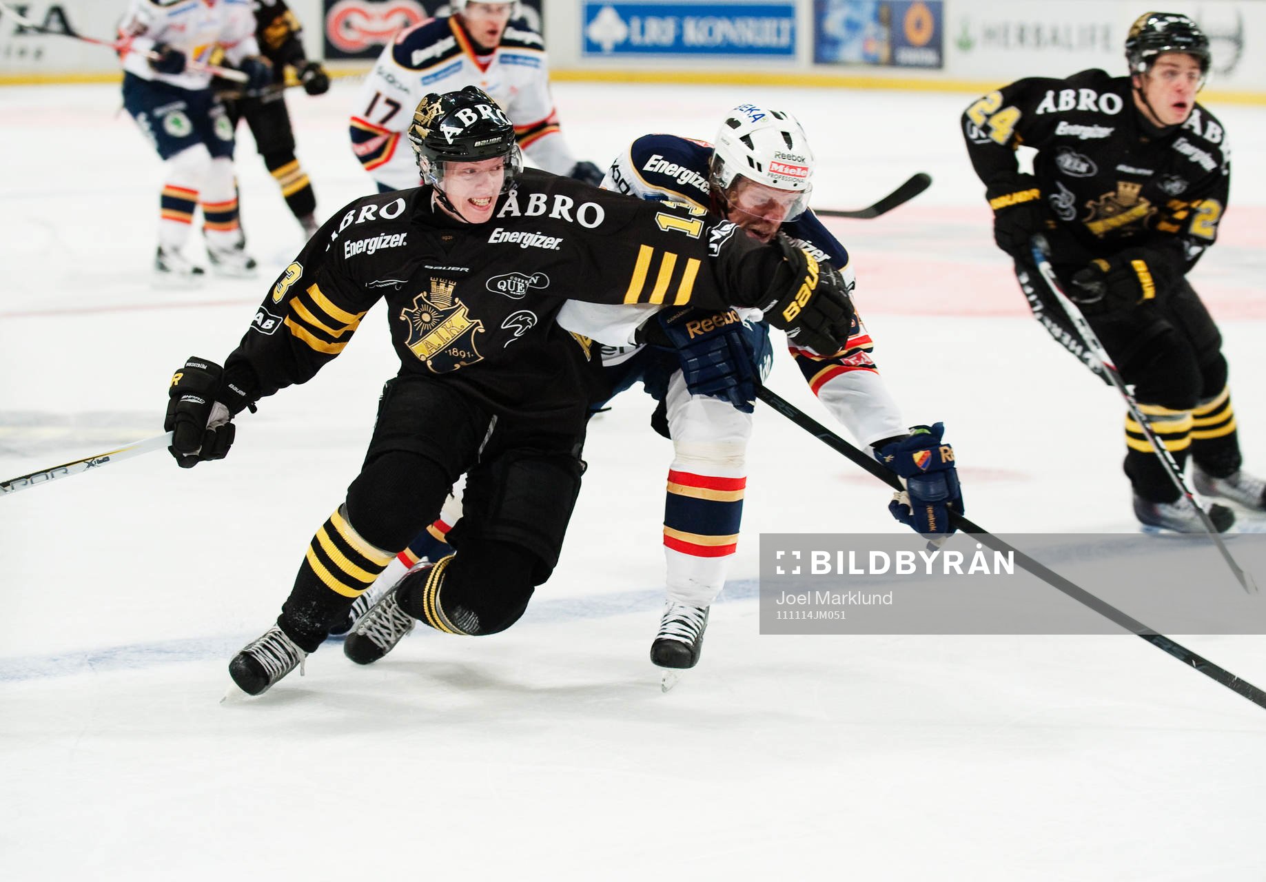 Joakim Nordström, AIK, håller undan Daniel Tjärnqvist,