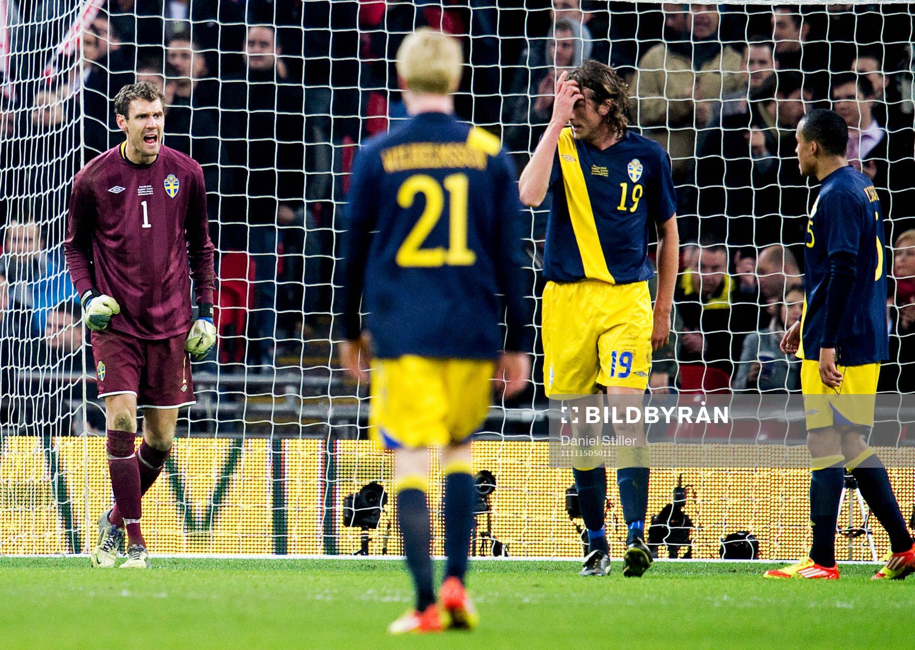 Andreas Isaksson, målvakt Sverige, skäller på sina